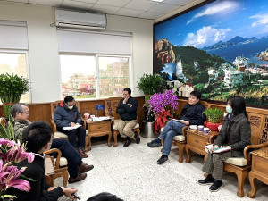 　馬祖海纜故障，縣長王忠銘13日邀中華電信馬祖營運處總經理林以生研商解決，促請盡快安排海纜船維修恢復地區通訊。（圖／文：馮紹夫）