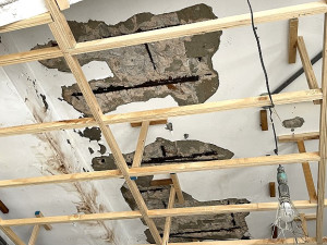　馬祖早期興建海沙屋陸續出現天花板水泥掉落現象，靠裝潢來遮蔽對結構安全毫無助益。（圖／文：陳鵬雄）