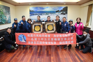 　來自旅台鄉親的祝福，桃園市馬祖同鄉會理事長邱靖舜率理監事及顧問代表返鄉舉辦交流活動，致贈紀念品恭賀縣長、議長當選。（圖／文：曹重偉）