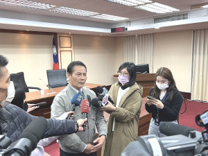府會、立委16日針對台馬海纜斷訊與相關單位研議改善,縣長王忠銘會後接受訪問反映民意。(圖/文:馮紹夫)