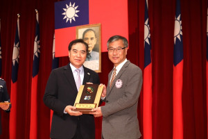 南竿鄉公所獲112年度績優役政單位,兵役節慶祝大會由內政部政務次長吳容輝及國防部副部長柏鴻輝頒獎表揚,鄉長林志東赴台受獎。(圖:連江縣政府)