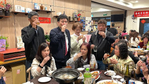 西莒婦女節表揚餐會,姐姐妹妹們歡樂出席,場面熱鬧溫馨。(圖:莒光鄉公所)