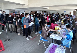 整合式健檢南竿鄉第2場對應村莊為復興村、仁愛村,縣長王忠銘到場參加,並體驗首次推出的65歲以上頸動脈超音波檢查。(圖/文:曹重偉)