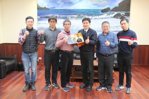 　水試所水產養殖組長曾福生（左3）拜會縣府，受到副縣長陳冠人熱忱歡迎。（圖／文：吳嘉榮）