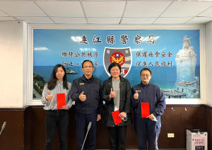 慶祝112年婦女節,連江縣警察局當天主管會報時由局長張隆興致贈小禮物給每位女性同仁,也祝福馬祖鄉親婦女節快樂。(圖:連江縣警察局)