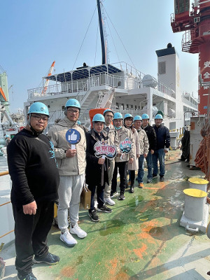 　連江縣議長張永江、東引鄉長林德建等一行人25日抵達日本三浦造船廠，參觀考察「新臺馬輪」各樓層環境空間設計及各項設施的實用性。（圖：東引鄉公所、鄉代會）