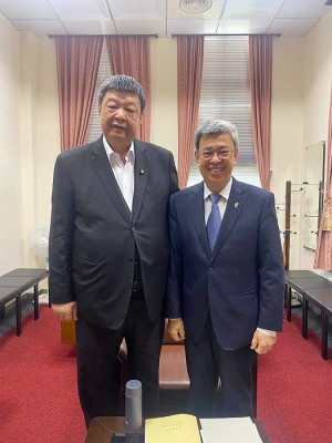 立委陳雪生拜會行政院長陳建仁,討論馬祖第二、三海纜斷線事故、馬祖大橋及北竿機場修建等議題。(圖:立委陳雪生國會辦公室)