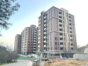 南竿鄉仁愛段147示範住宅、社會住宅新建統包工程進度落後,承包廠商已向縣府提出工期展延。(圖/文:馮紹夫)