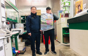 東莒派出所赴轄區郵局以及與鄉親進行防詐宣教。(圖/文:蔡夢玲)