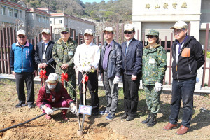 　縣府與台電協和發電廠珠山分廠合辦112年度植樹節活動，縣長王忠銘與眾人攜手合作種下流蘇。（圖／文：吳嘉榮）