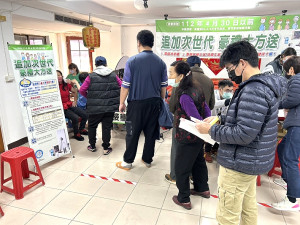 您打了沒?衛福局配合健檢期程,將在各鄉整篩站設置次世代疫苗接種站,現場接種可參加抽獎還加贈兩串衛生紙。(圖/文:曹重偉)