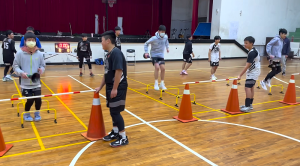 介壽籃球隊努力備戰,挑戰全國國中籃球聯賽。校長吳健忠10日為籃球隊授旗,期勉隊員突破自我、奪得佳績。(圖:介壽國中小)