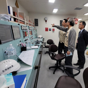新臺馬輪10日返國靠泊基隆港,縣長王忠銘、立委陳雪生等人前往參訪,並聽取船方介紹。(圖:連江縣政府)