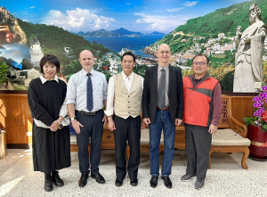 國際藝術島效應,德國在台協會處長許佑格(右二)來訪,與縣長王忠銘就馬祖經濟、歷史文化、小三通、國際藝術島等議題廣泛討論。(圖/文:曹重偉)