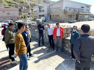 　白沙社區早年城垛式圍牆功能消失，北竿各界邀港務機關評估拆除及美化。（圖／文：陳鵬雄）