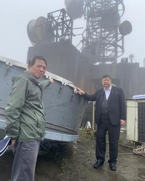 立委陳雪生、NCC及中華電信同仁現勘陽明山衛星中心微波建置地點,並感謝所有工作人員的辛勞。(圖:立委陳雪生國會辦公室)