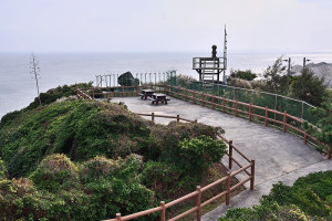 　西引島「三山據點」等軍事景點，去年重新佈建防衛設施，鄉公所籲請遊客不要強行進入管制區域，避免觸犯要塞堡壘法。（圖／文：陳其敏）