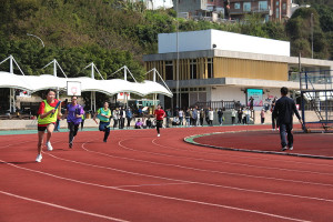 　連江縣111學年度第14屆國中小學生普及化運動—大隊接力複賽活力登場，場上選手充滿鬥志，大家用盡全力向前衝刺。（圖／文：吳嘉榮）