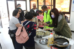 　連江縣農會主辦食當季、買在地農事家政推廣活動，帶領大家一起學習製作美味的蘿蔔絲餅。（圖／文：吳嘉榮）