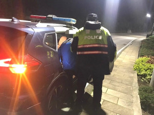 又見酒醉路倒!南竿暖警護送醉漢返家休息,提醒有慢性疾患、心血管疾病或年紀較大的鄉親天冷應注意保暖,飲酒更須適量。(圖:南竿警察所)