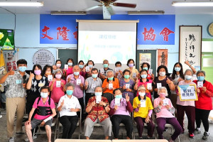 「植到癒見你」團隊前往嘉義文隆社區為退休長者舉辦發揮你的「園」創力工作坊。(圖:教育部)