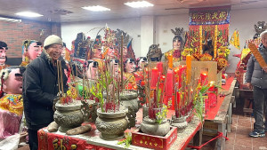 西莒擺暝「巡夜」習俗,由威武陳元帥令牌引領哈班八將巡邏田澳村境內,驅逐境內宵小、鬼魅,沿路並採集鮮花拿回插在香爐上討吉利,象徵平安。(圖/文:宋幸儒)