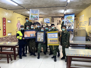 北竿警察所前進營區宣導反詐騙以及反毒防酒駕。(圖:北竿警察所提供)