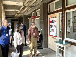 112年導遊人員、領隊人員考試11日登場,首日到考率78.57%;考試委員何怡澄巡視考場,縣府頒贈榮譽縣民證感謝對馬祖貢獻。(圖/文:馮紹夫)
