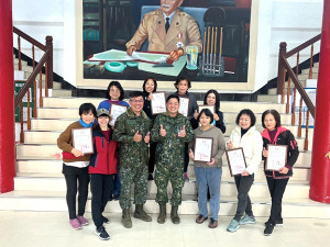 幹部與志工媽媽合影。（圖：何蕙圳）