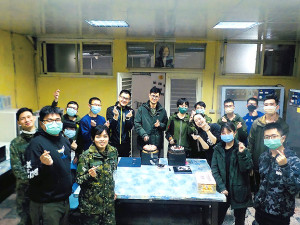 官兵與壽星人員切蛋糕合影。(圖:簡慈儒)