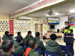 東莒派出所張警員向官兵分享實務經驗。(圖:丁駿驣)