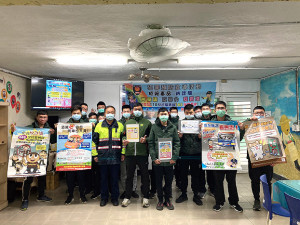 官兵與東莒派出所警員合影。(圖:丁駿驣)