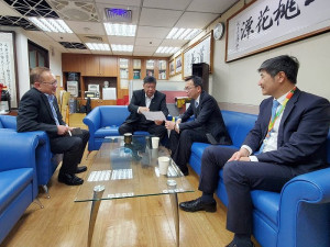 　陳雪生高票當選立法院交通委員會召委。他已與民航局長林國顯討論確認，華信航空將於3月26日開航。（圖：立委陳雪生國會辦公室）