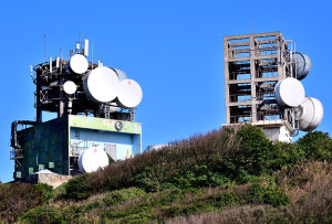 　隨著工程人員與機具設備同時進駐，東引二重山的無線微波備援系統擴充工程將加緊進行，以提升傳輸頻寬。（資料照片）
