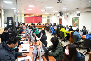 　縣府召開第5次主管週報，由副縣長陳冠人主持，為培養人才，落實世代接力，遴選之中階主管、副局（處）長、科長也參加會議見習。（圖／文：曹重偉）