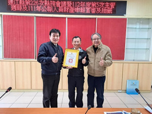 馬祖調查站主任劉嘉明調任台東,縣府21日頒贈榮譽縣民證感謝任內付出。(圖/文:馮紹夫)