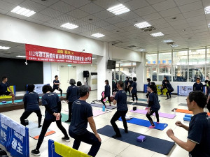 　運動i臺灣2.0北竿場瑜珈運動育樂營，12日在塘岐老人活動中心舉行。（圖／文：陳鵬雄）