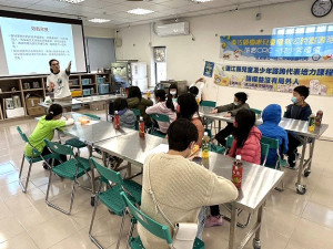 衛福局11日舉辦2023新系列桌遊體驗活動,邀專家指導《律師大爆炸》這款兒童權利公約專用桌遊,學員們展現對桌遊體驗高度興趣。(圖/文:曹重偉)