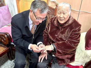 南竿福澳村林依雪女士過92歲生日,鄉長林志東代表縣府到宅致贈太平、壽麵、豬腳等祝壽禮品,還有一枚90歲以上壽星才有的金戒指。(圖/文:曹重偉)