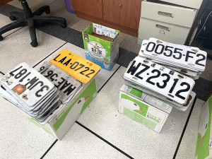 報廢車牌執行銷毀非常危險,監理站提醒民眾務必依程序繳回;同仁執行銷毀中,須配戴護目鏡及手套保護,確保職場安全。(圖:連江監理站)