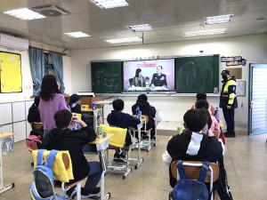 詐騙手法不斷翻新,北竿警察所前往中山國中實施反詐騙宣導。(圖:北竿警察所)