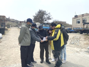 縣府參議劉德全偕同產發處、地政局與莒光鄉公所會勘東莒社宅預定地。(圖/文:蔡夢玲)
