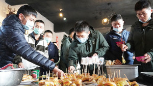 官兵參與廚藝競賽實況。(圖:馬武羣)