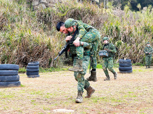 官兵施測戰鬥體適能。(圖:丁駿驣)
