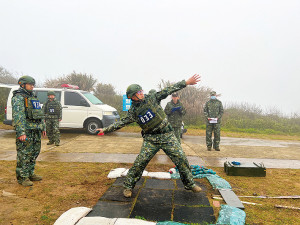 官兵施測手榴彈投擲。(圖:丁駿驣)
