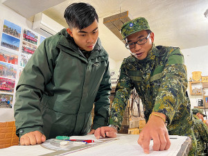 　見習生學習砲兵測量專業。（圖：丁駿驣）