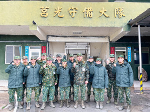 　見習生與部隊官兵合影。（圖：丁駿驣）