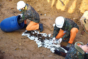 　官兵進行銷毀作業火藥設置。（圖：余竣鎧）