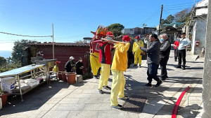 西路境彣大王廟恭送陳元帥回宮,西坵村民焚香恭送陳元帥;青帆居民設攔路宴,歡迎陳元帥回府。(圖/文:宋幸儒)