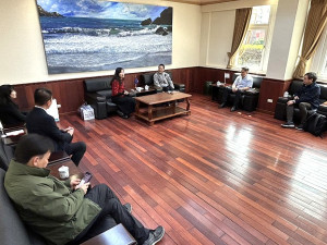 海大推出112年大學社會責任實踐計畫馬祖場域推動方案,前副校長蔡國珍一行拜訪縣長王忠銘,就雙方可合作議題廣泛交換意見。(圖/文:曹重偉)